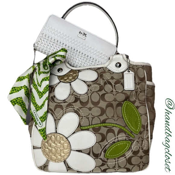 Coach Handbags - Y2K Coach F14724 Limited Ed. Green White Scarf Wallet Bleecker Daisy Tote Bag
